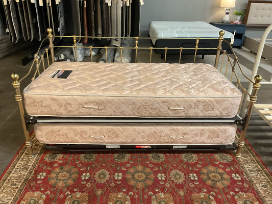 Metal Daybed w/Trundle (Mattresses Included)