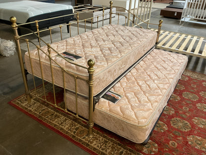 Metal Daybed w/Trundle (Mattresses Included)