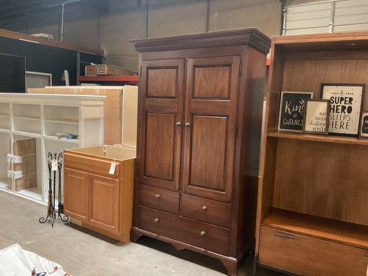 Thomasville Country Inns Armoire