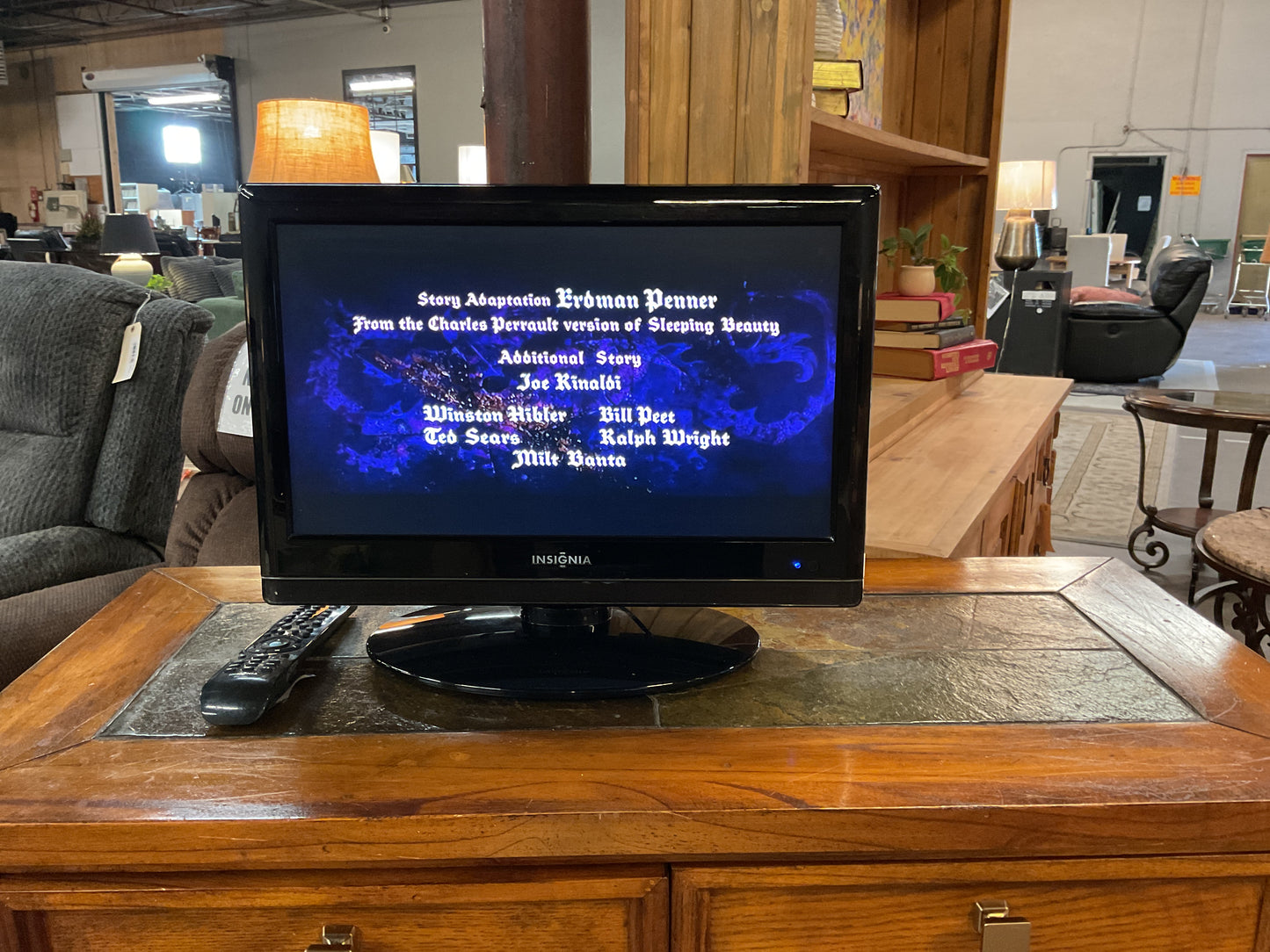 Insignia HDTV 19” DVD Combo w/Remote